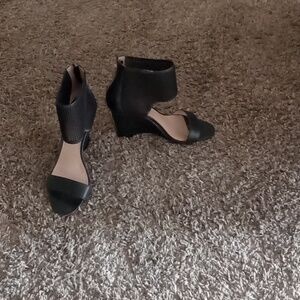 Sexy Pre-owned Black Wedge Sandal Size 9